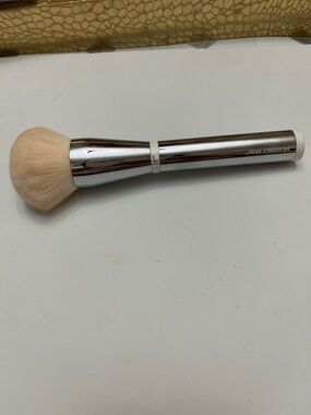 it cosmetics Silver Handle Powder Brush with Beige Bristles